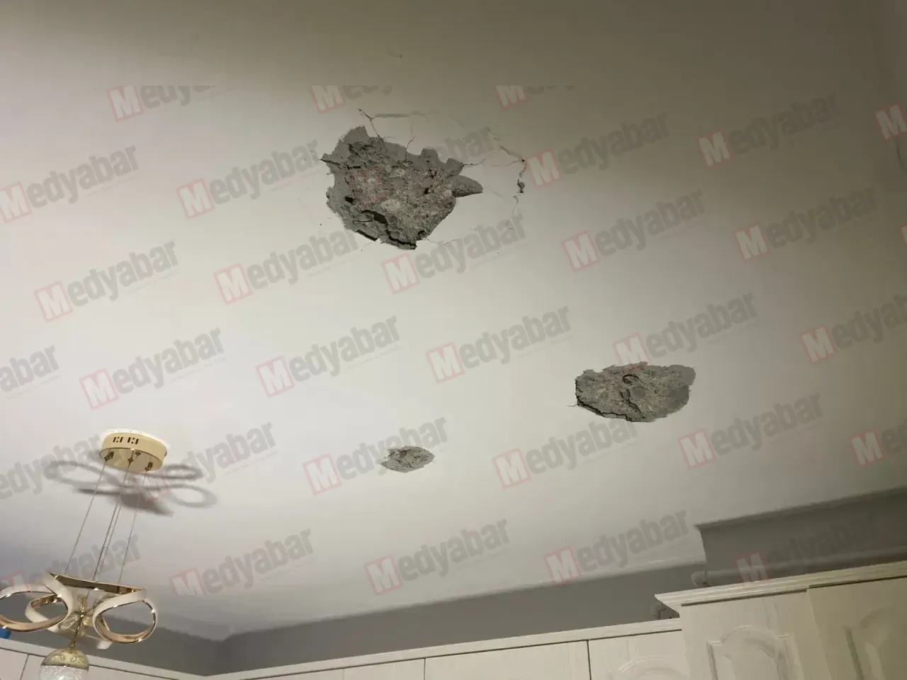 Pamukova'da yıldırım çatıyı deldi! Bir mahalle sokaklara döküldü: O anlar kamerada