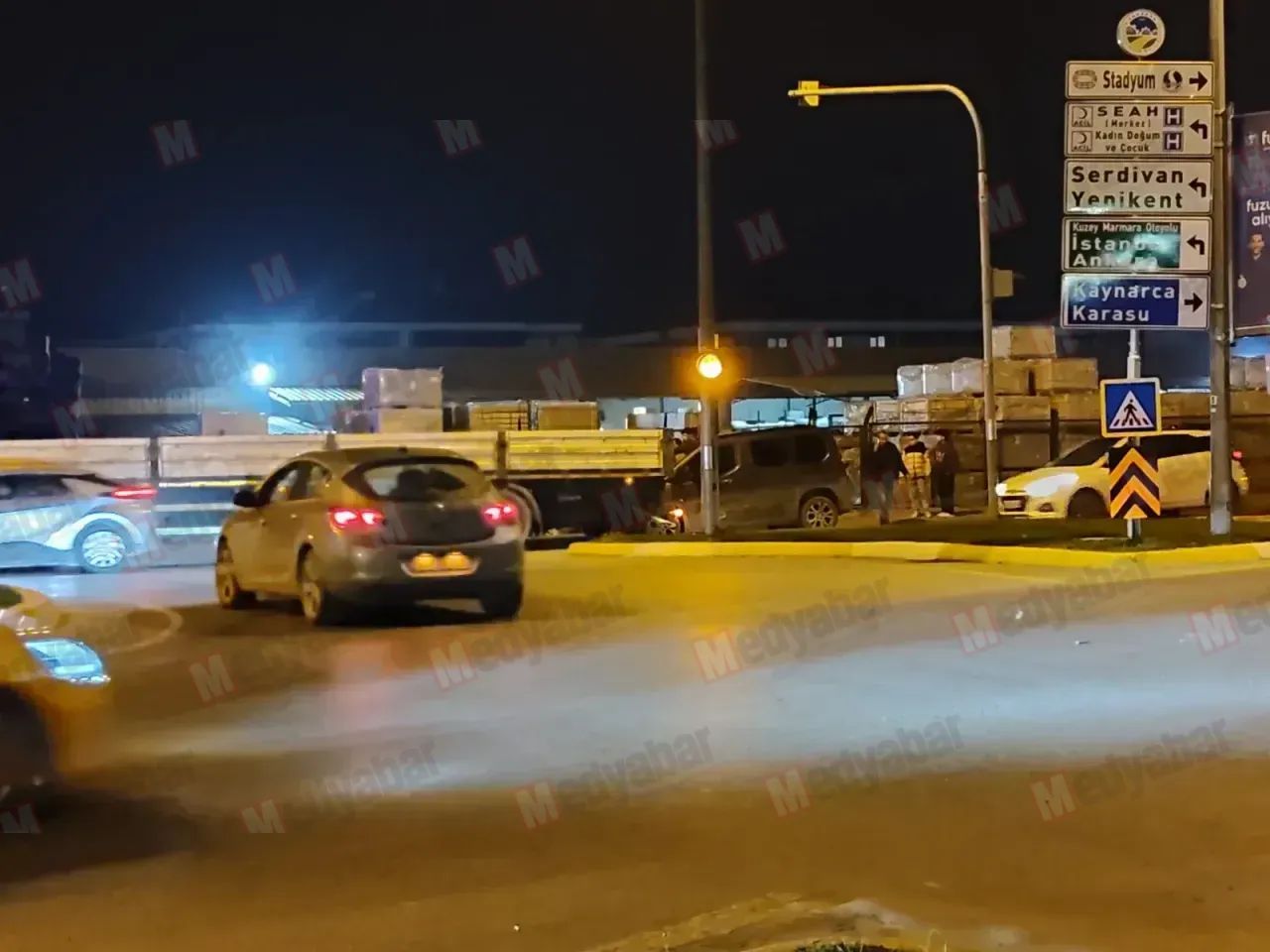 Panelvan, tırın dorsesine girdi: Bu kez korkulan olmadı!