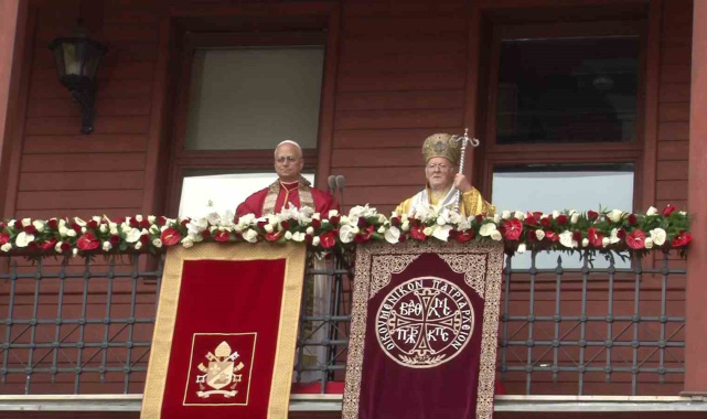 Papa 14. Leo ve Fener Rum Patriği Bartholomeos, ayine katılanları selamladı