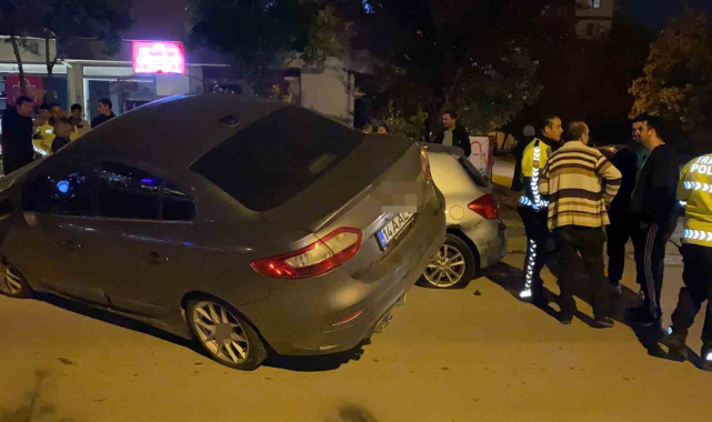 Park halindeki 2 araca çarpıp asılı kaldı: Sürücü olay yerinden kaçtı