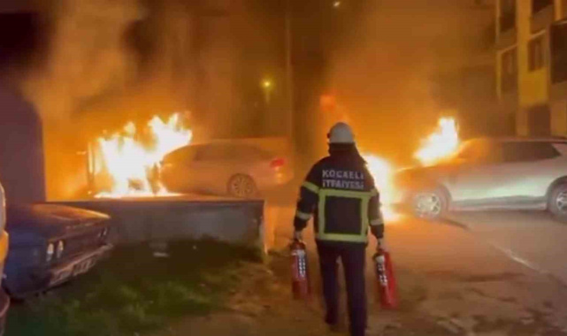 Park halindeki araç alev alev yandı: 2 otomobil zarar gördü