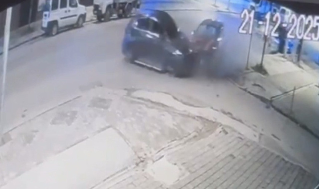 Park halindeki araca çarpan otomobildeki 4 kişi kazayı yara almadan atlattı