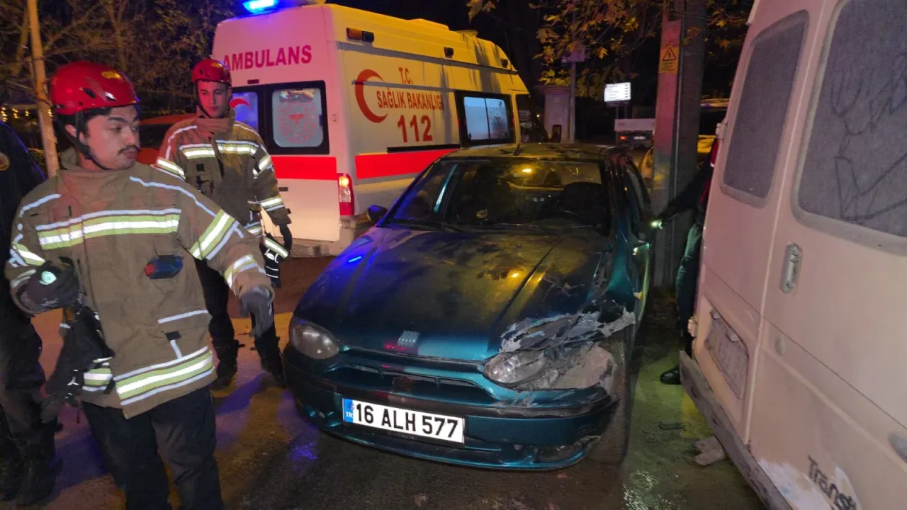 Park halindeki araçlara çarpan otomobil sürücüsü yaralandı