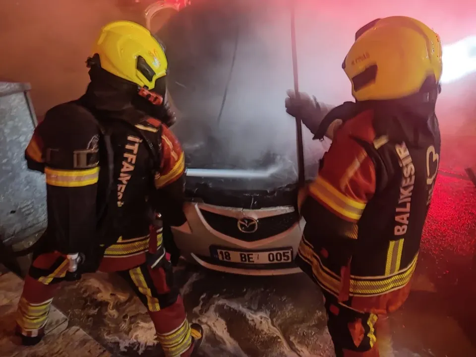 Park halindeki otomobiller küle döndü