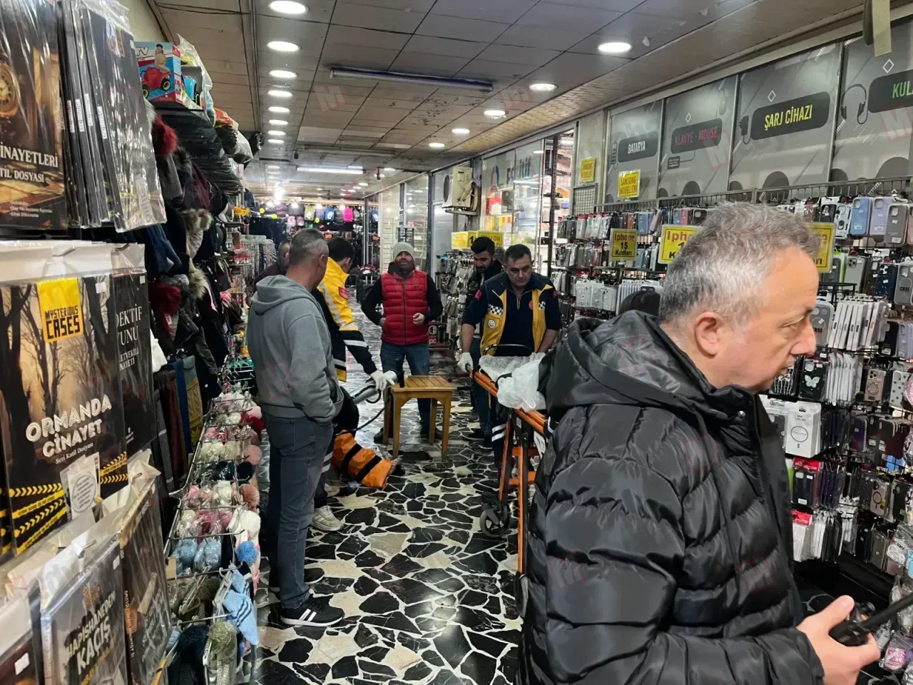 Pasaj içindeki rögar kapağı çöktü! 1 yaralı