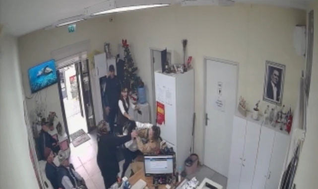 Pendik'te muhtarlıkta "belge krizi" çıktı, vatandaş ve muhtar tekme tokat birbirine girdi