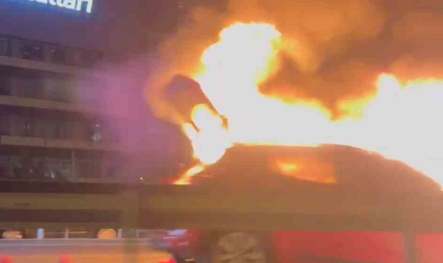 Pendik'te seyir halindeki otomobil alev alev yandı