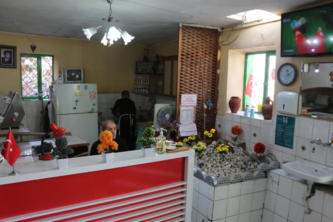 Pide salonundaki isimsiz mezar şaşırtıyor