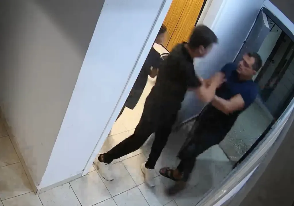 Polis merkezinde 'kayınbirader dayağı'; o anlar kamerada