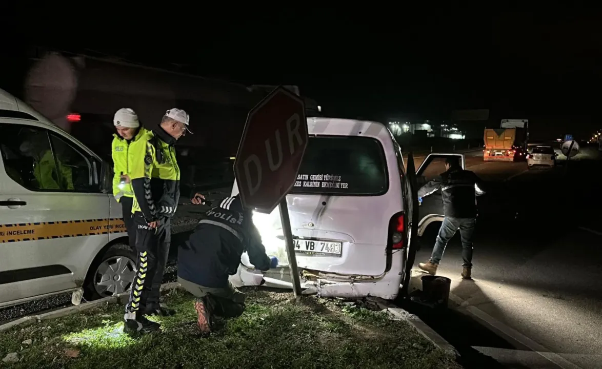 Polisten kaçarken kaza yapan minibüste 20 kaçak göçmen yakalandı