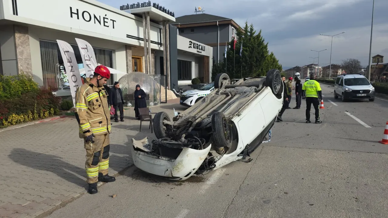 Refüje çarpıp devrilen otomobilin sürücüsü yaralandı