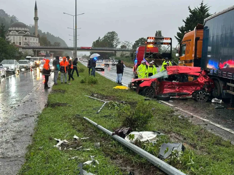 Rize’de feci kaza: Tırın dorsesine çarpan otomobilden sağ çıkan olmadı