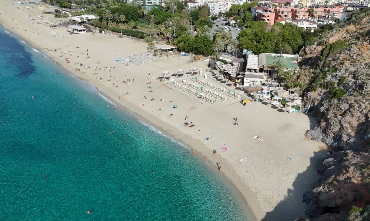 Rize’nin yaylalarında kar Alanya’da güneş!