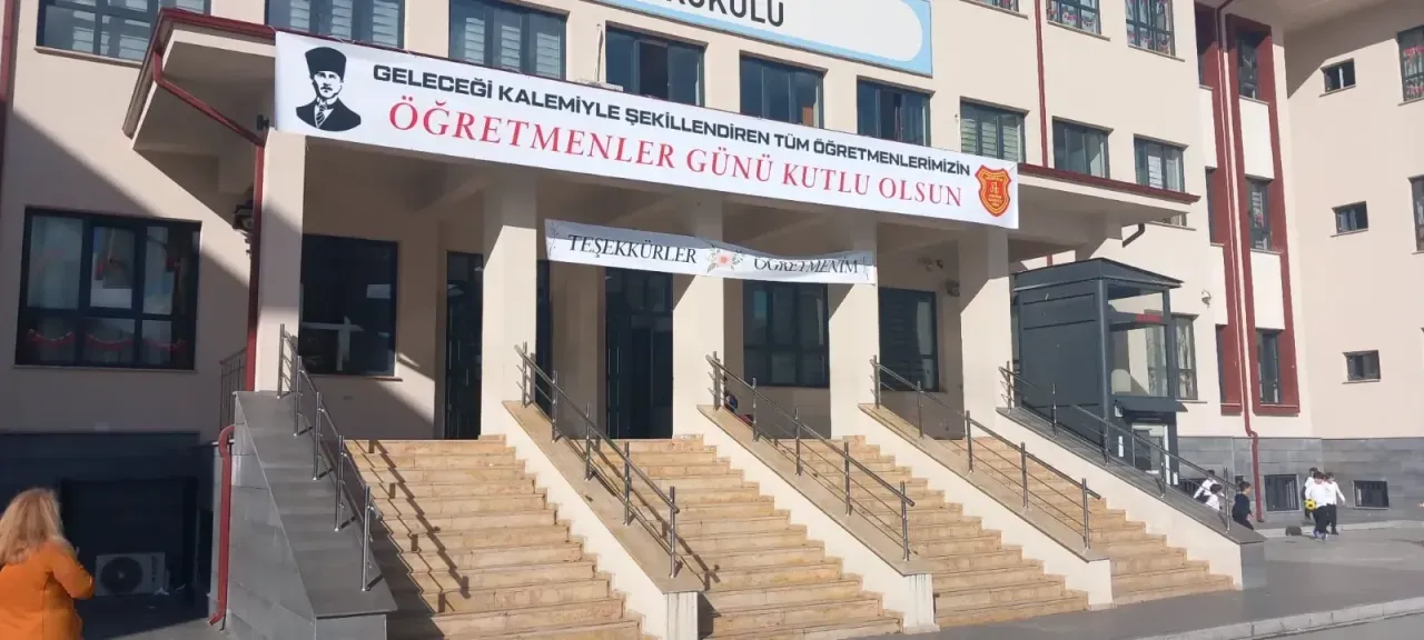 Sakarya Atatürk İlköğretim Okulu’ndan Öğretmenler Günü coşkusu