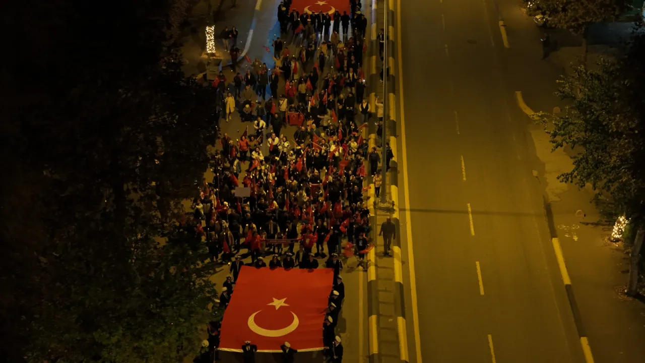 Sakarya'da Cumhuriyet'in 102. yılı dolayısıyla fener alayı düzenlendi