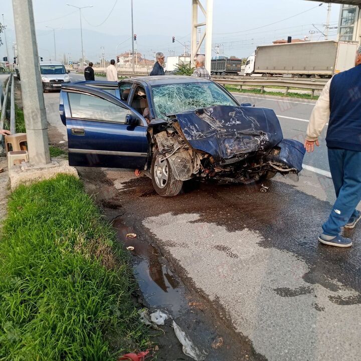 Sakarya'da tıra arkadan çarpan otomobildeki 1 kişi öldü, 2 kişi yaralandı
