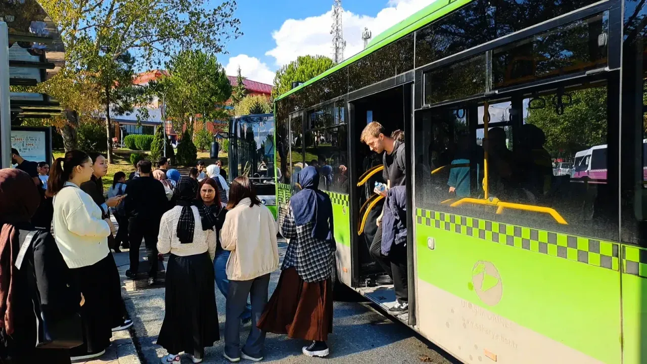 Sakarya'da ücretsiz ve ucuz ulaşım hizmeti öğrencileri memnun ediyor