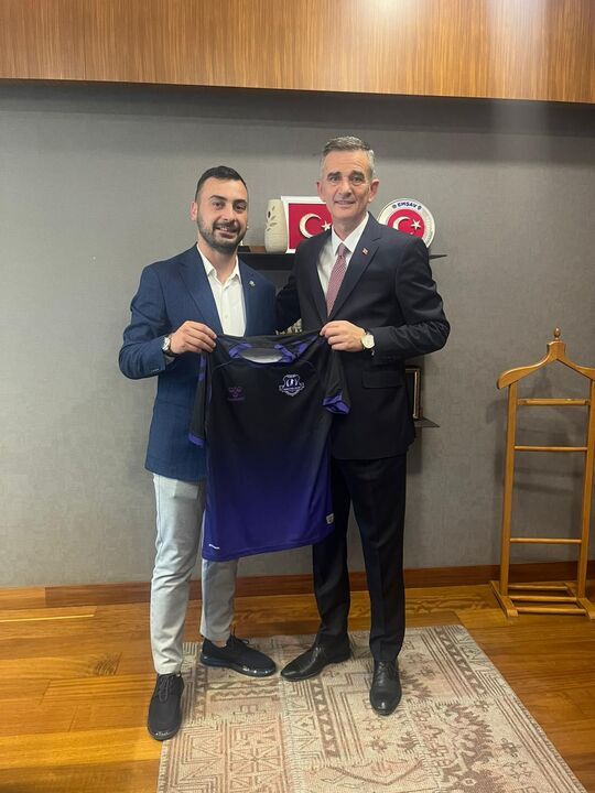 Sakarya Kadın FK Ankara’da gündem oldu: Vekillere ve bakana “Top Kadınlarda” çıkartması