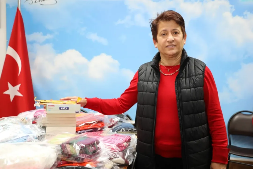 Sakaryalı kadınlardan Mardinli öğrencilere sıcak hediye: Atkı, bere ve çorap örüp gönderiyorlar
