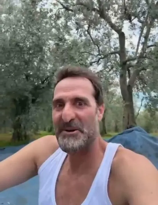 Sakaryalı oyuncu İznik'te zeytin hasadı yaptı