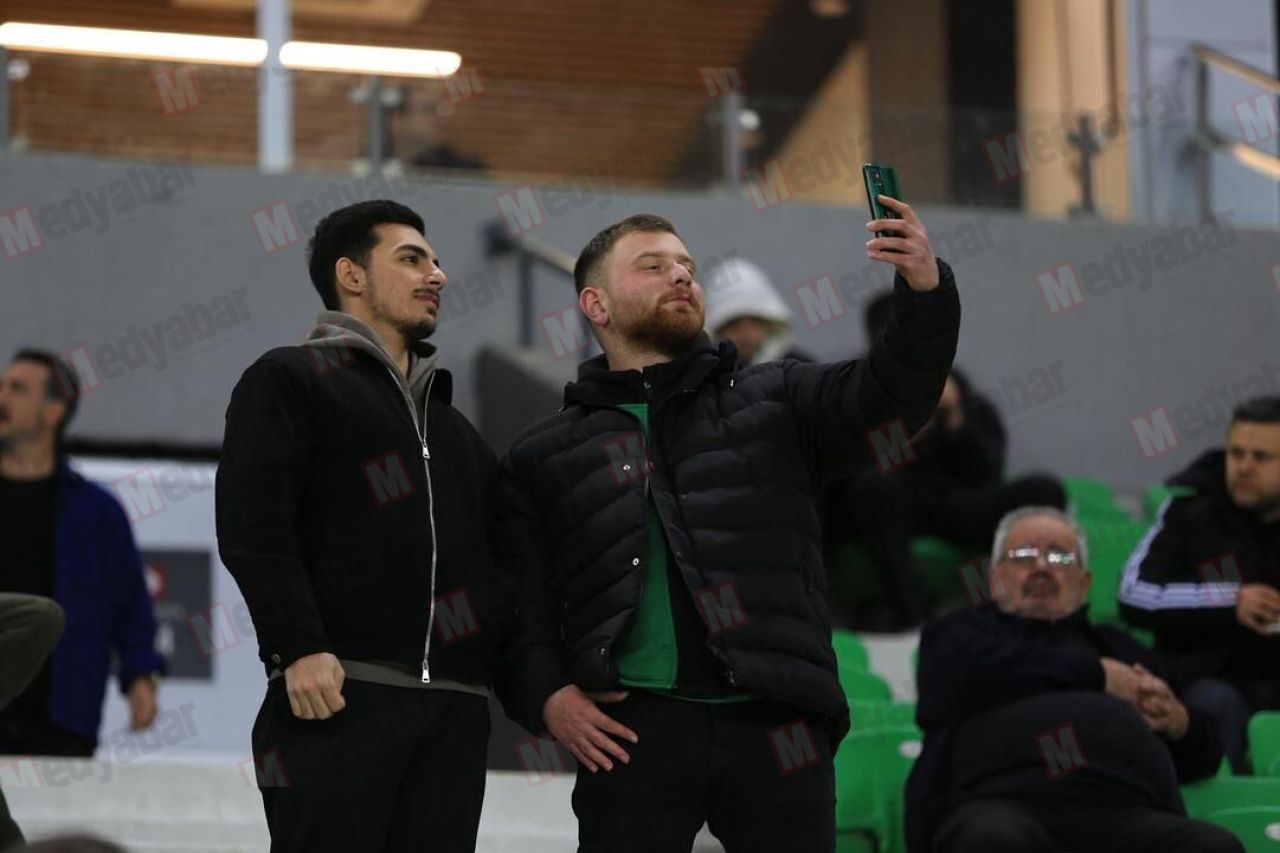 Sakaryaspor – Bandırmaspor maçında tribünlerden kareler