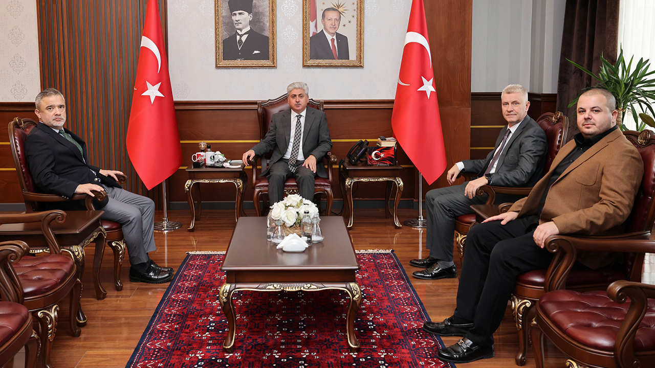 Sakaryaspor'da beklenen görüşme gerçekleşti! Vali Doğan, makamında ziyaret edildi