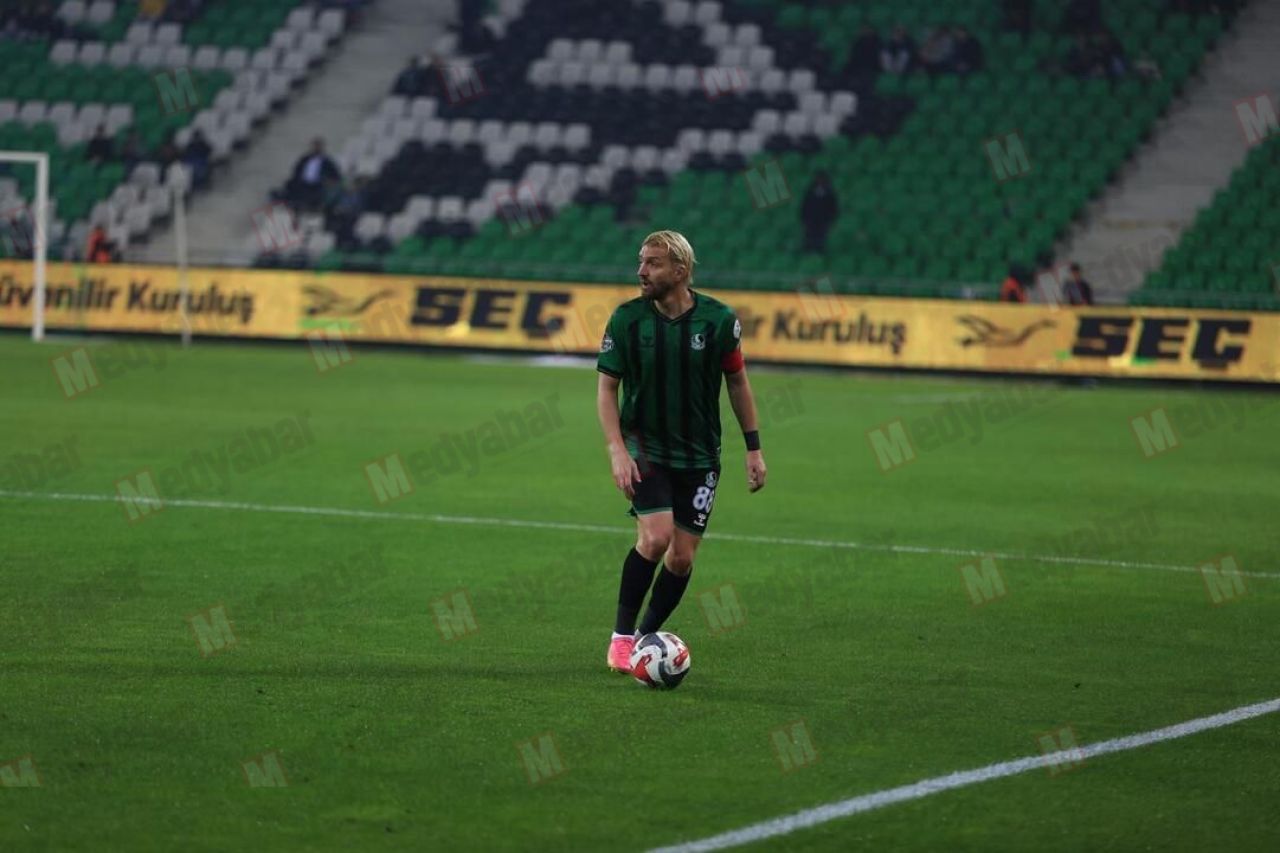 Sakaryaspor formasıyla 8. maçında 3. kırmızı kartını gördü!