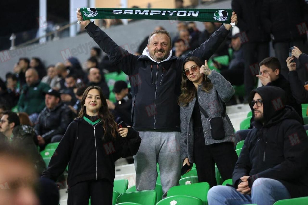 Sakaryaspor–Hatayspor maçında tribünlerden objektife yansıyanlar