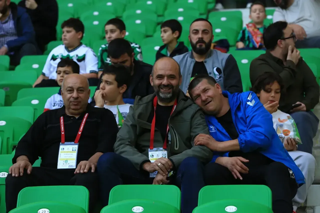 Sakaryaspor - Serik Belediyespor karşılaşmasında objektiflere yansıyanlar