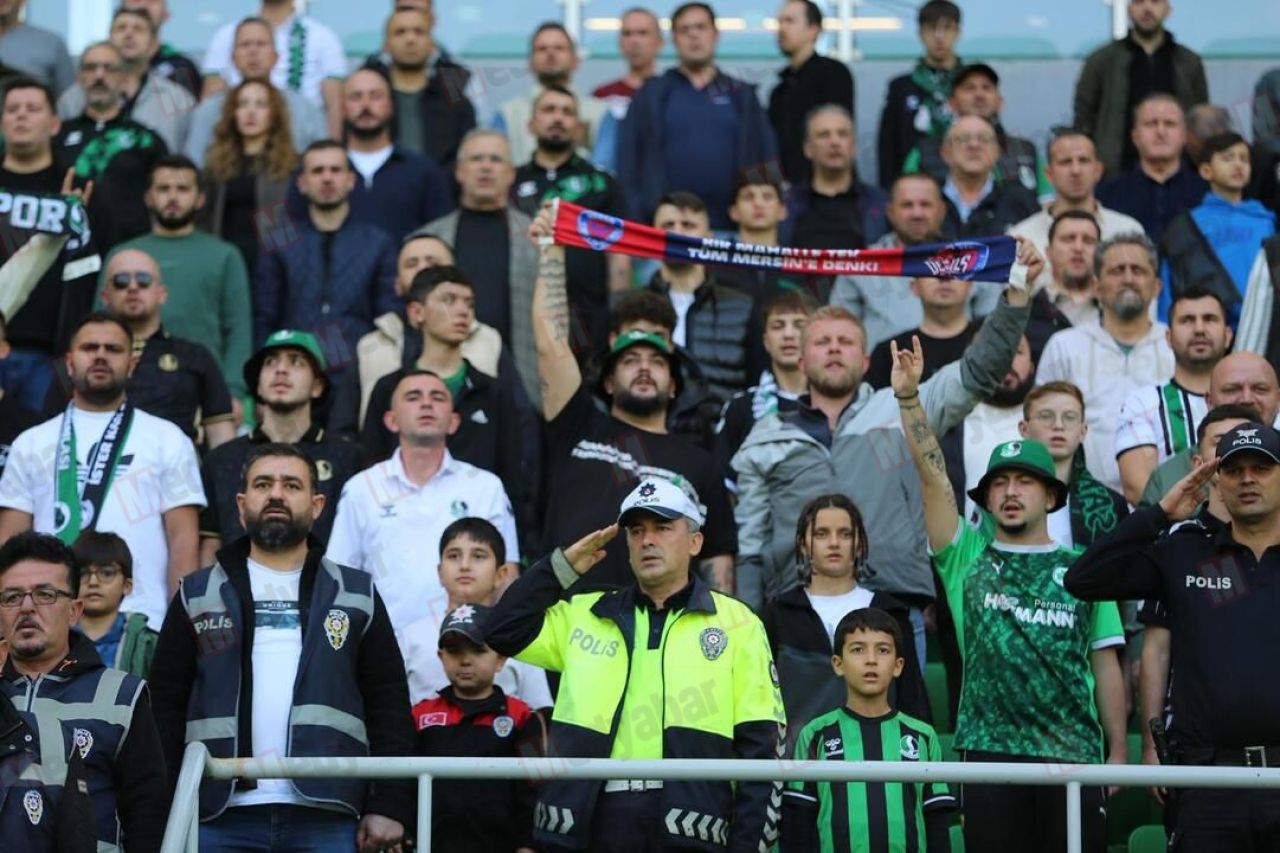 Sakaryaspor - Serik Belediyespor maçında tribünden fotoğraflar