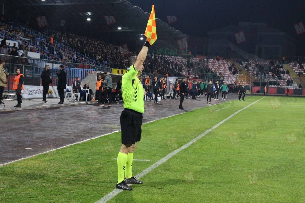 Sakaryaspor-Vanspor karşılaşmasında objektife yansıyanlar