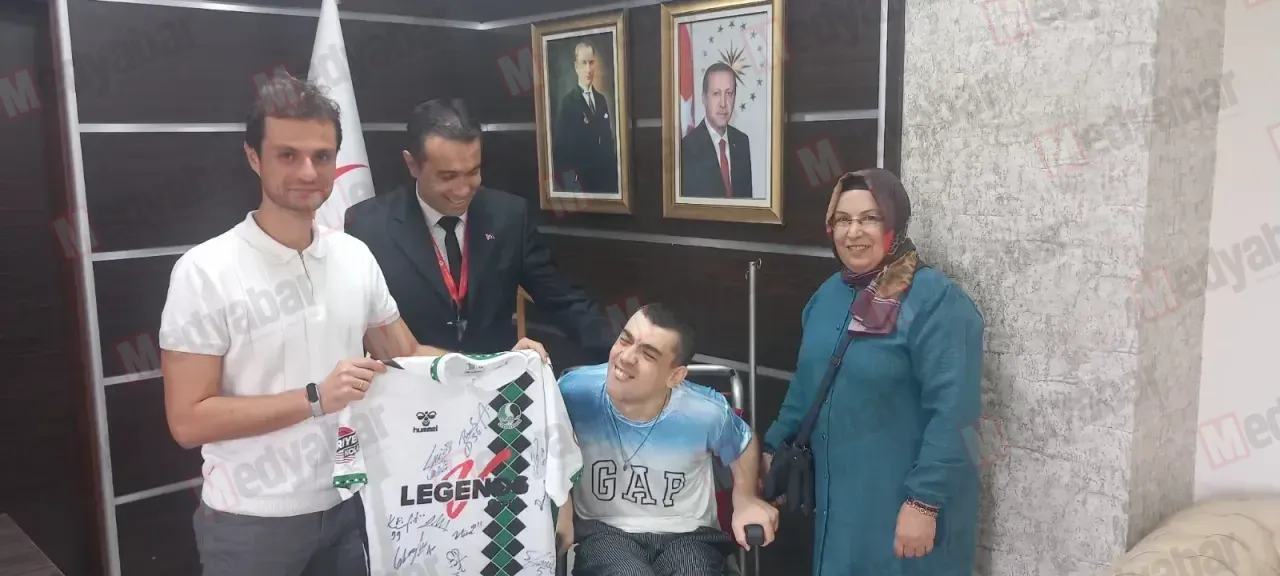 Sakaryasporlu futbolculardan Emre'ye büyük jest!