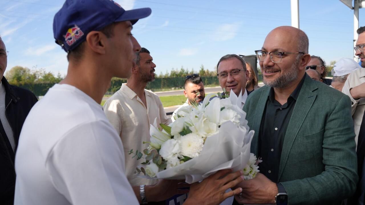 Şampiyon Razgatlıoğlu çiçeklerle karşılandı