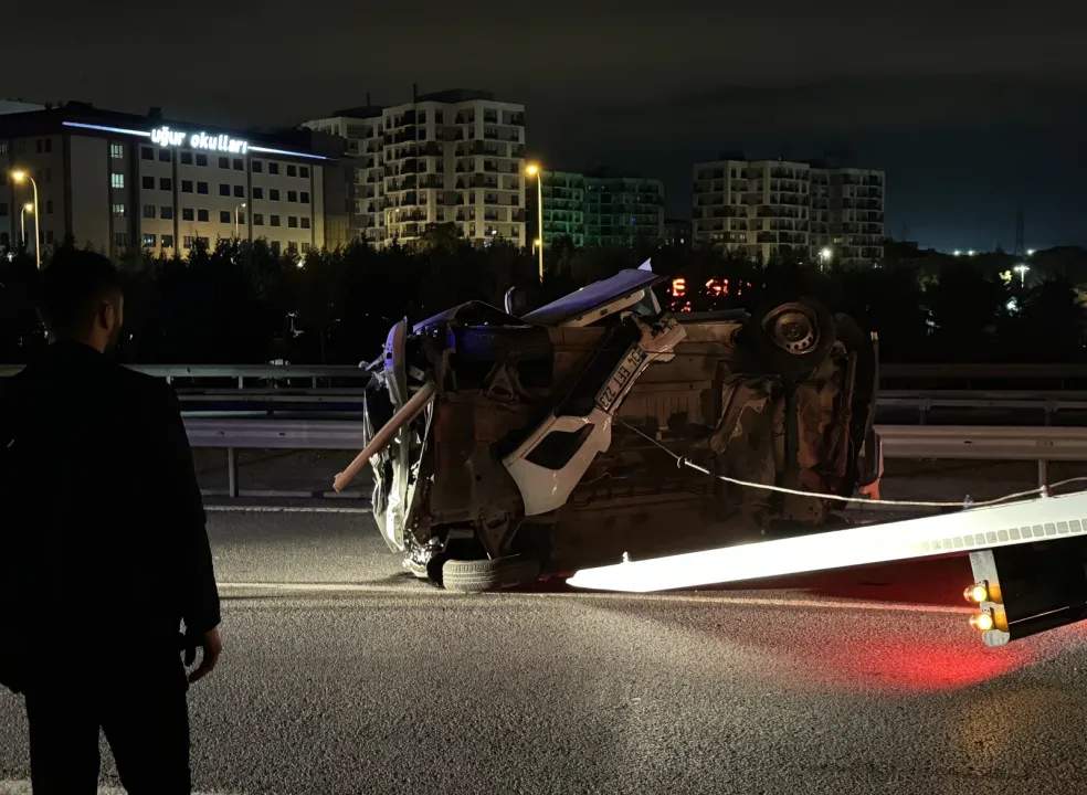 Sancaktepe'de iki otomobilin çarpıştığı kazada 4 kişi yaralandı