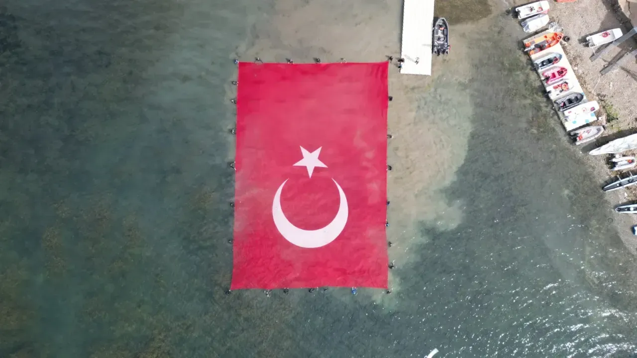 Sapanca Gölü’nde yüzlerce metrekarelik dev Türk Bayrağı açıldı