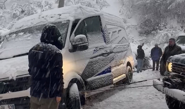 Şarampole kayan minibüsü, off-road araçları kurtardı