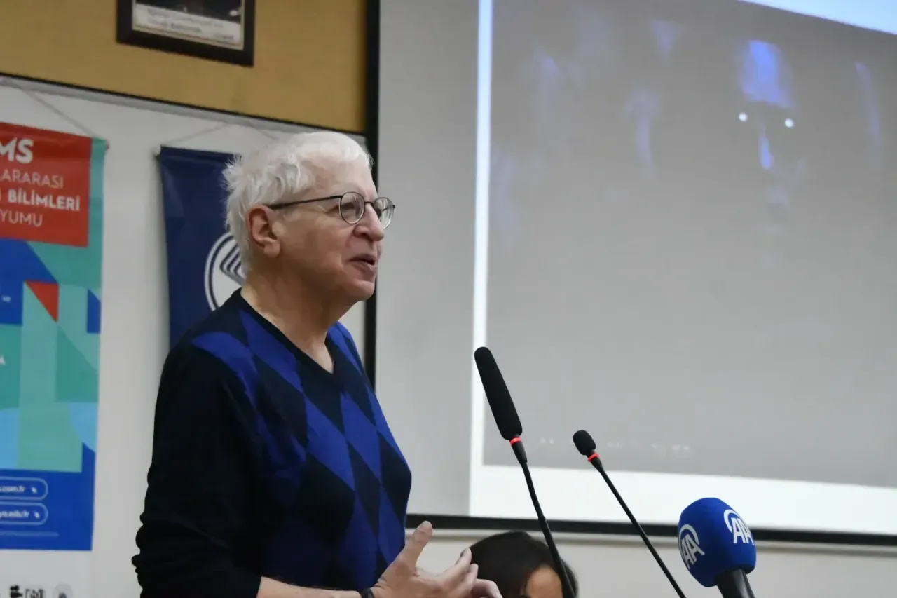 SAÜ'de tartışıldı: Teknoloji yeni kültürel simülasyon mu yaratıyor?