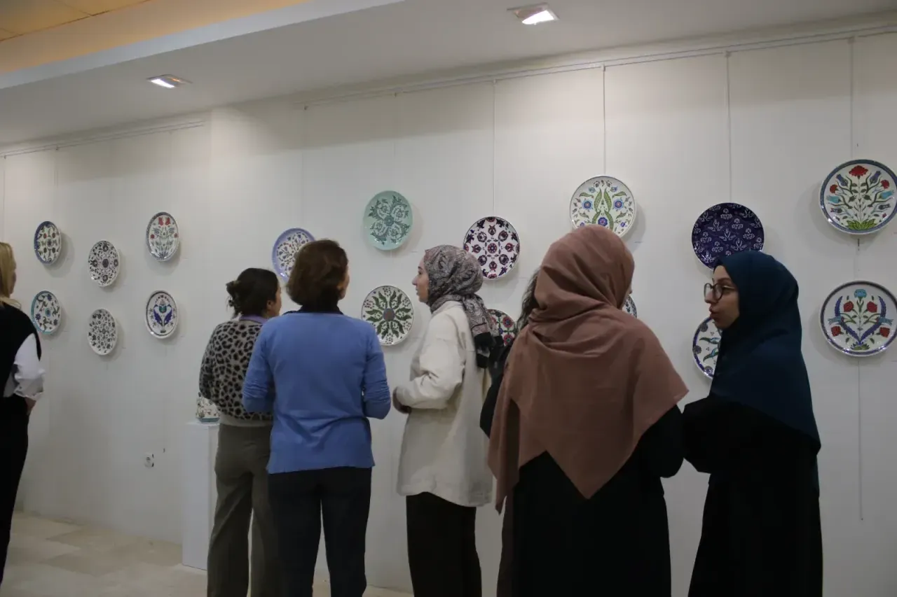 SAÜ'lü öğrencilerin geleneksel çini eserleri sergilendi