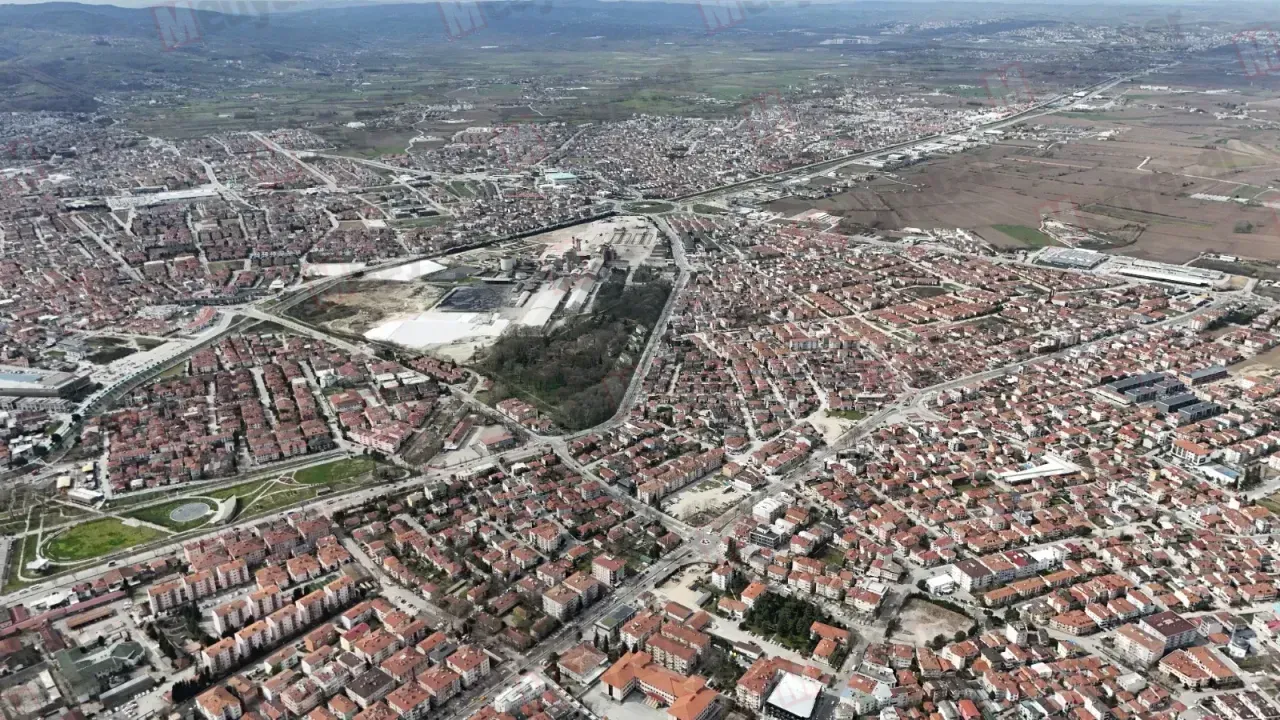 Şehirde kulaktan kulağa konuşulan imar iddialarının gölgesinde bir yorum: "Şeker fabrikası kapanmaz!"