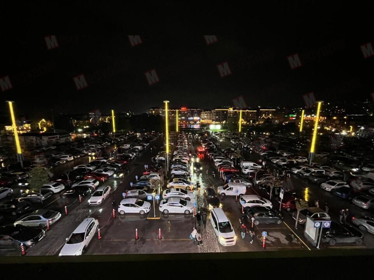 Şehirde pazar trafiği! AVM bölgesi kilitlendi