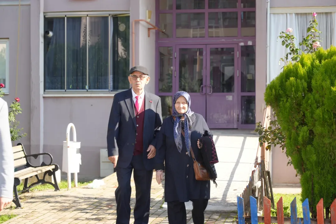 Şehit ailesini makam aracıyla evlerinden aldırıp töreni izlemelerini sağladı / Video eklendi