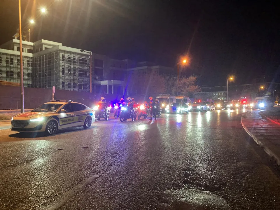 Şehit askerlerin cenazeleri, tören alanına götürüldü