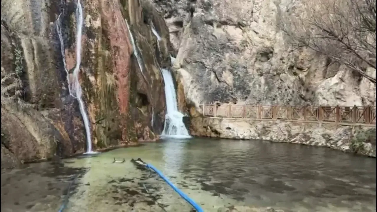 Şelaleye hortum çektiler: Kuraklığın geldiği nokta