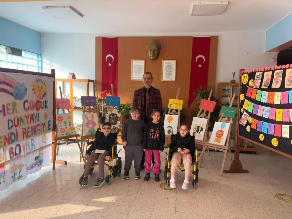 Selçukbey İlkokulunda özel çocuklardan 3 Aralık'a özel tablo