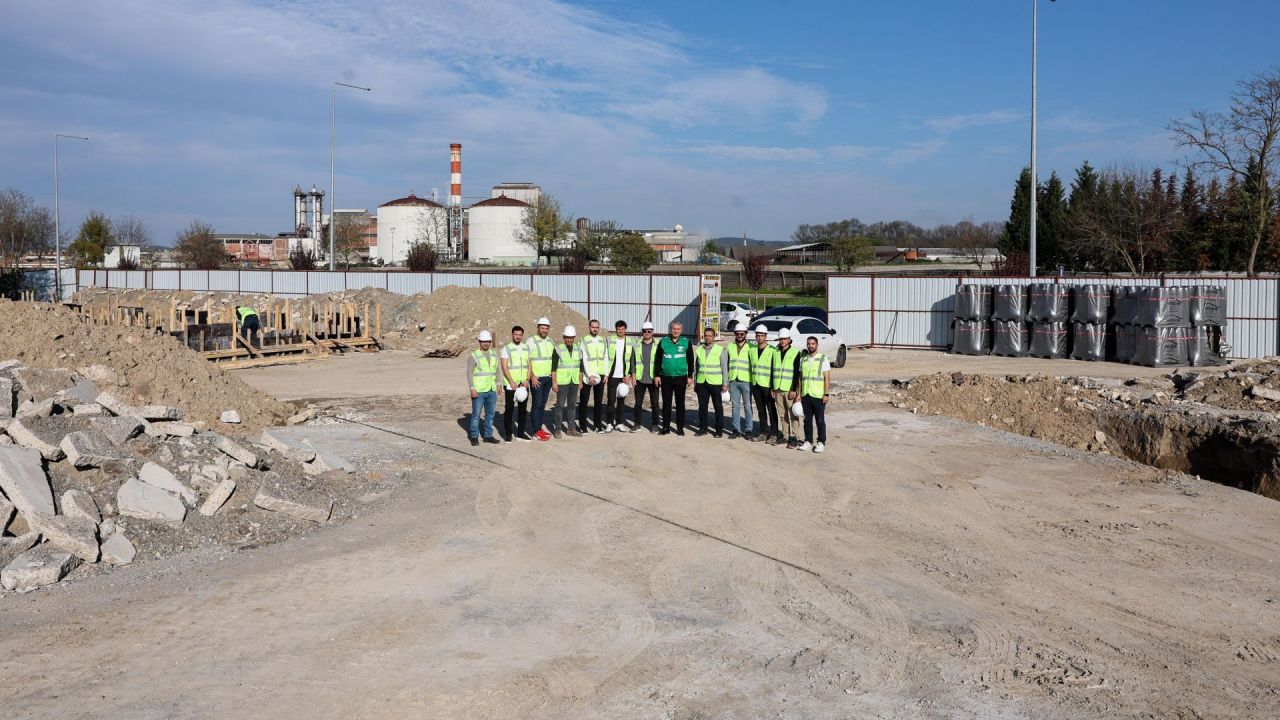 Serdivan'da AVM önünde kurulan pazarın taşınacağı yerde son durum