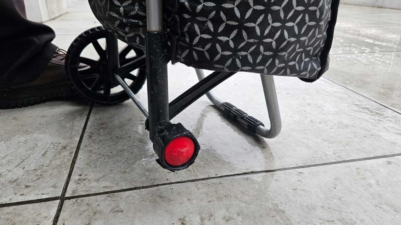 Serdivan’da bozuk yolda pazar arabasının tekeri koptu: “Ara sokaklar köstebek yuvası”