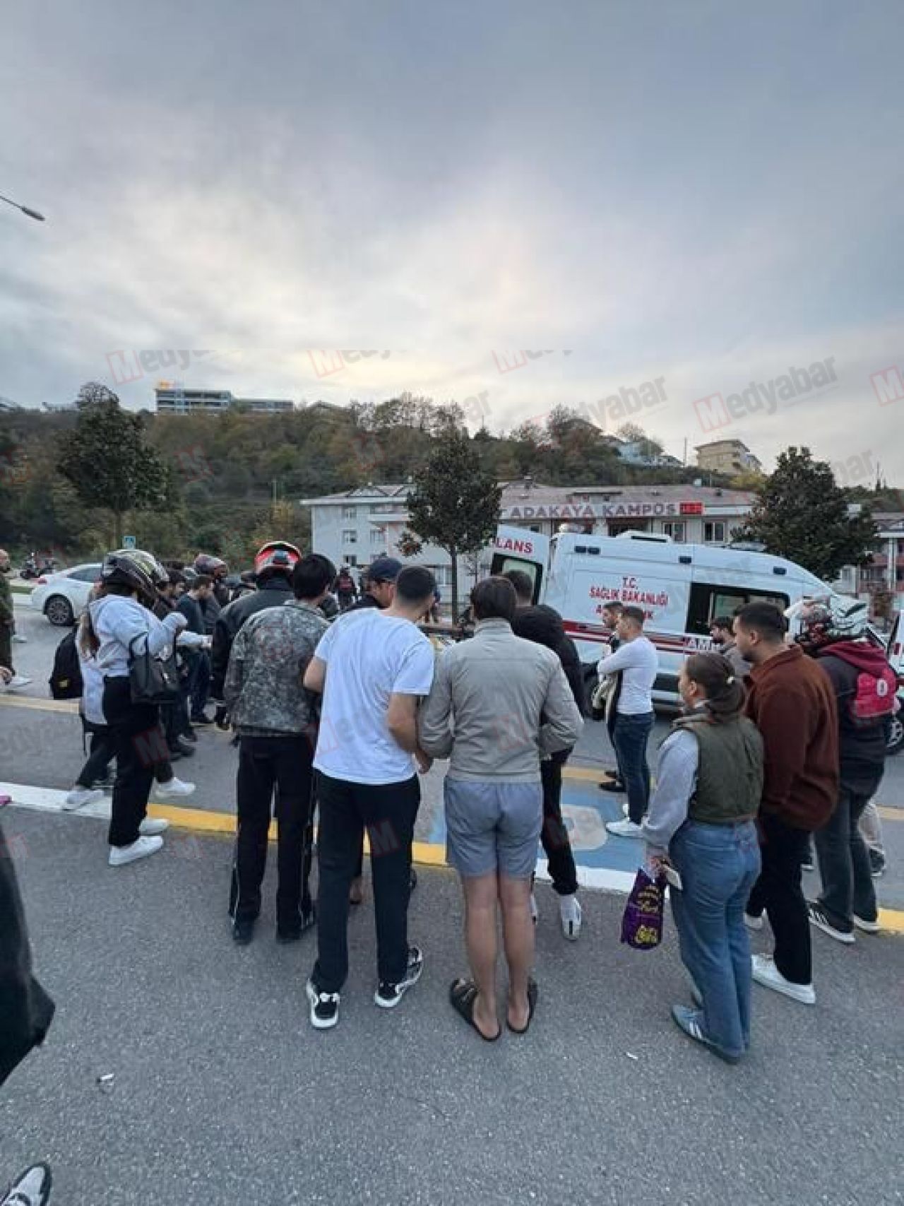 Serdivan'da feci kaza: Karşıya geçmek isteyen genç kıza araç çarptı! Durumu kritik