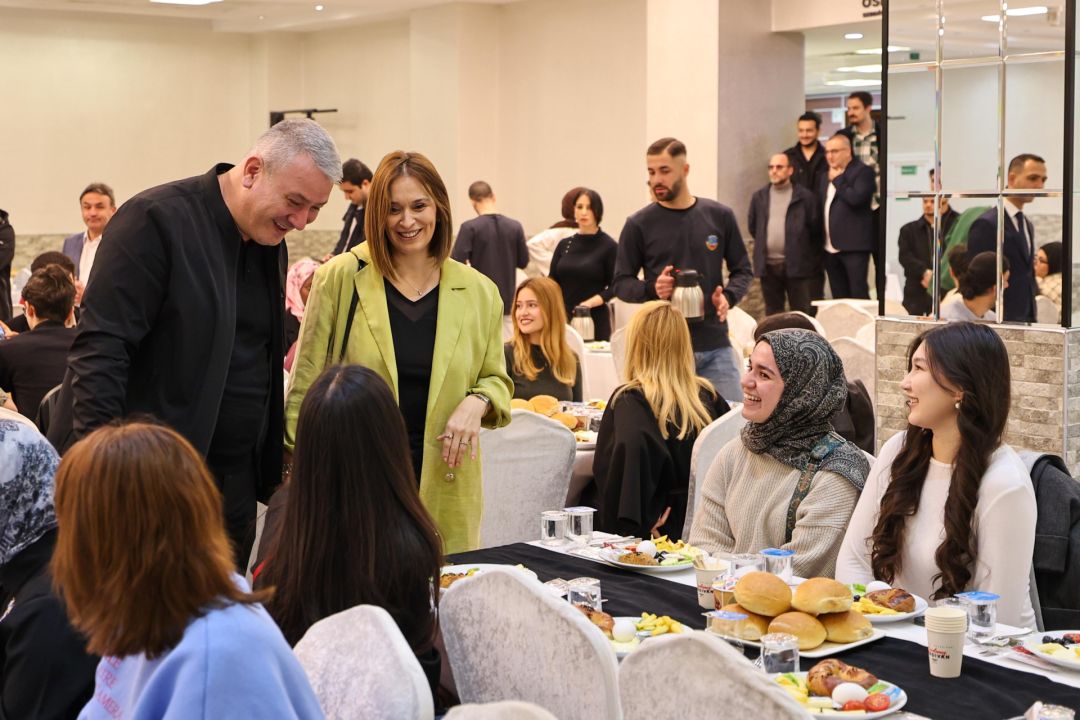 Serdivan’da gençlik kahvaltısı: Başkan Çelik gençlerle buluştu