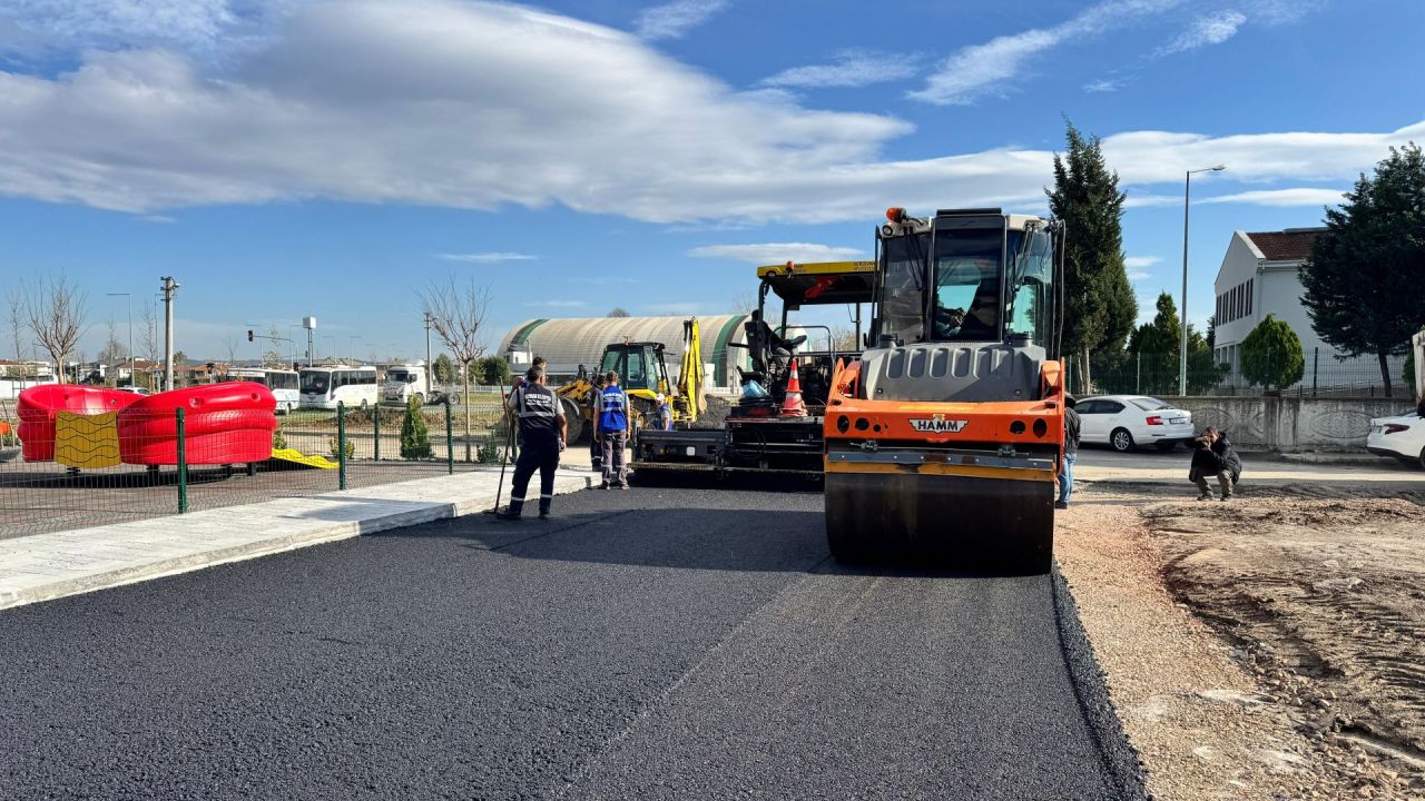 Serdivan sokaklarında asfalt çalışmaları sürüyor