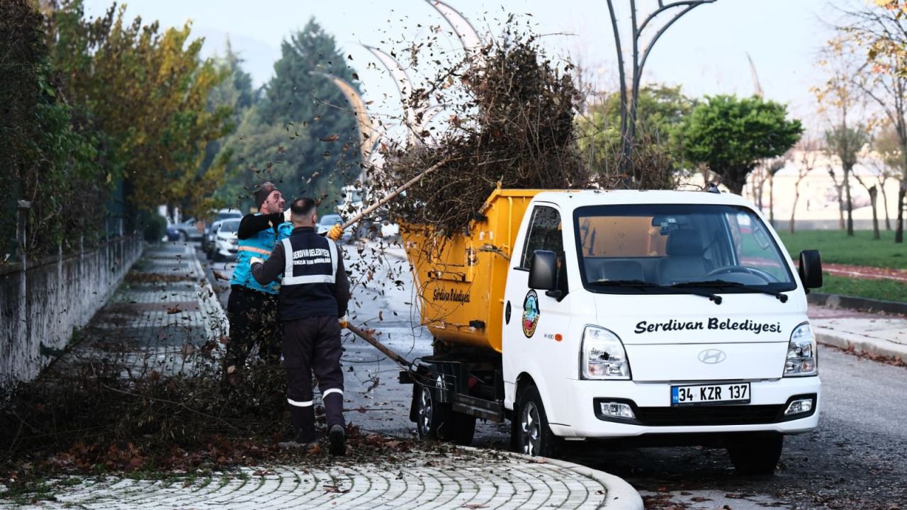 Serdivan sokaklarında temizlik devam ediyor